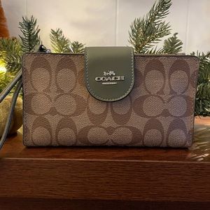 Smart phone wristlet